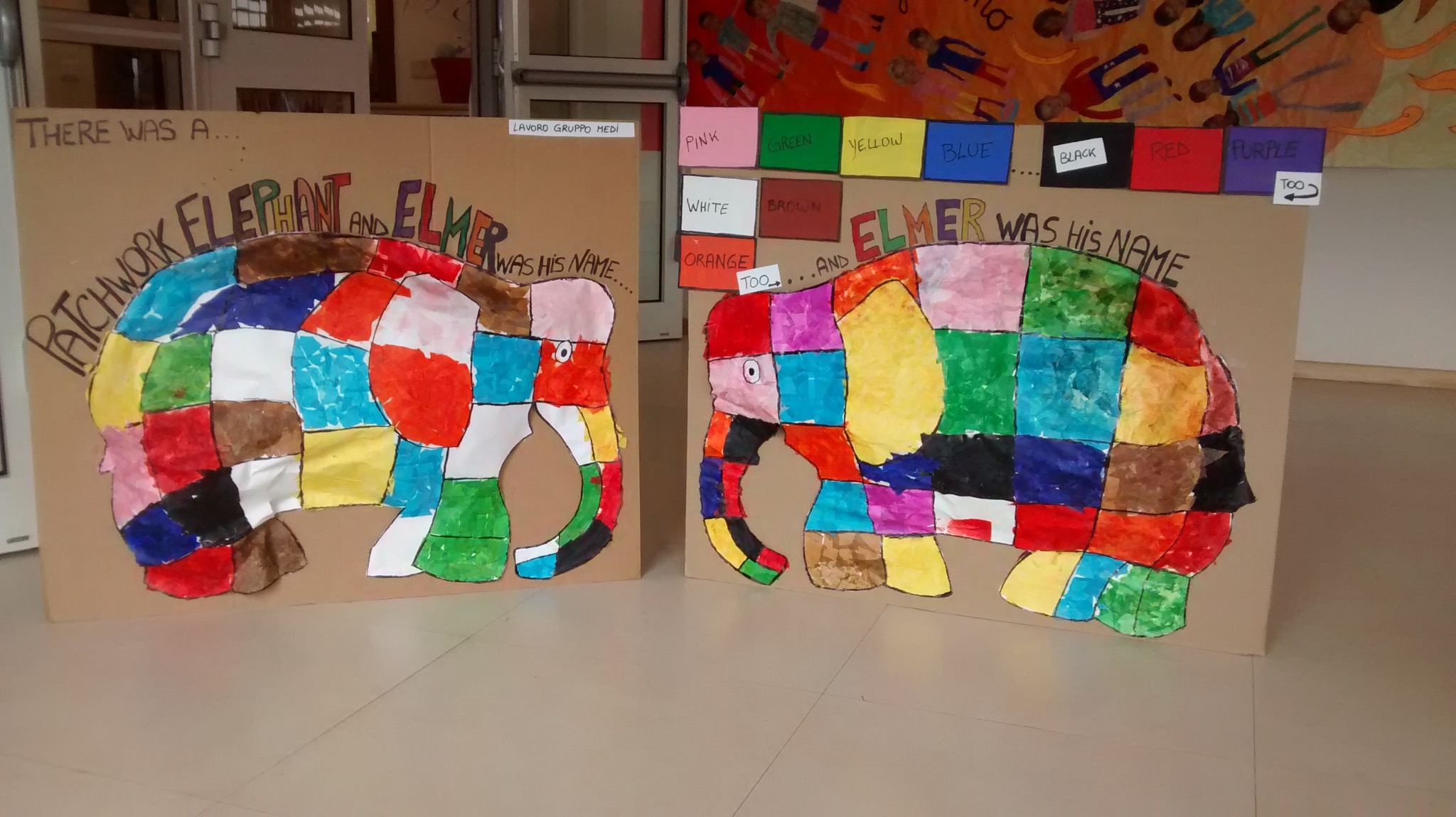 Due grandi cartelloni con elefanti a patchwork colorati, realizzati dai bambini per il progetto su Elmer