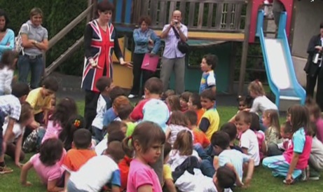 Luisa con un gruppo di bambini della scuola materna durante un'attività d'inglese in giardino