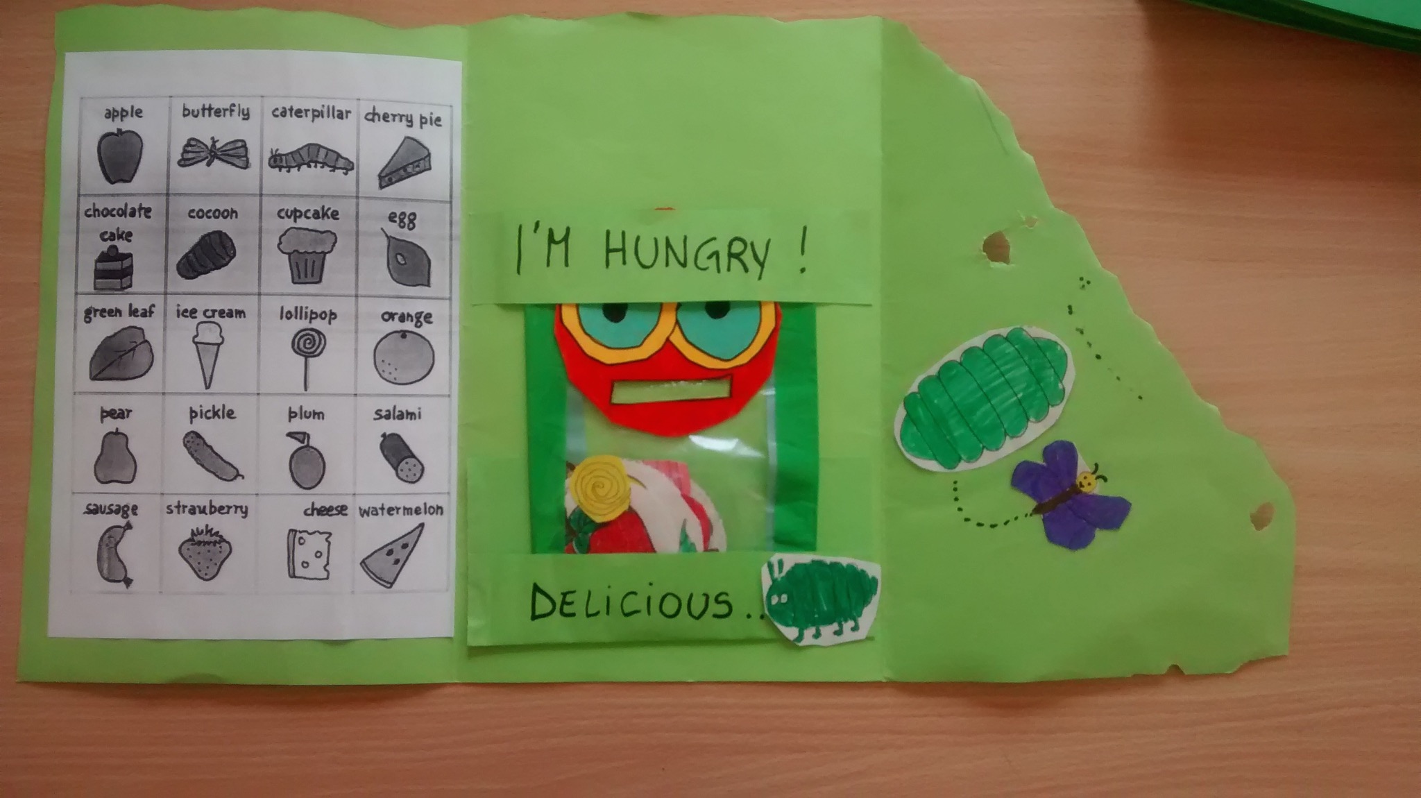 Cartellone fatto a mano con flashcard di cibo e il personaggio del bruco affamato