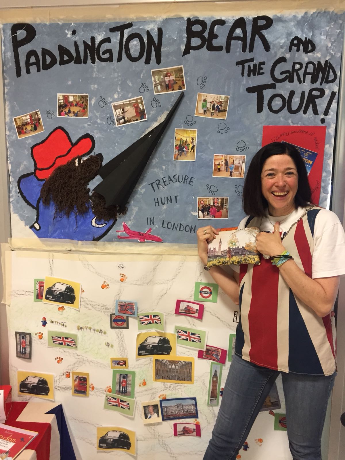 Luisa davanti al cartellone del progetto Paddington Bear and the Grand Tour