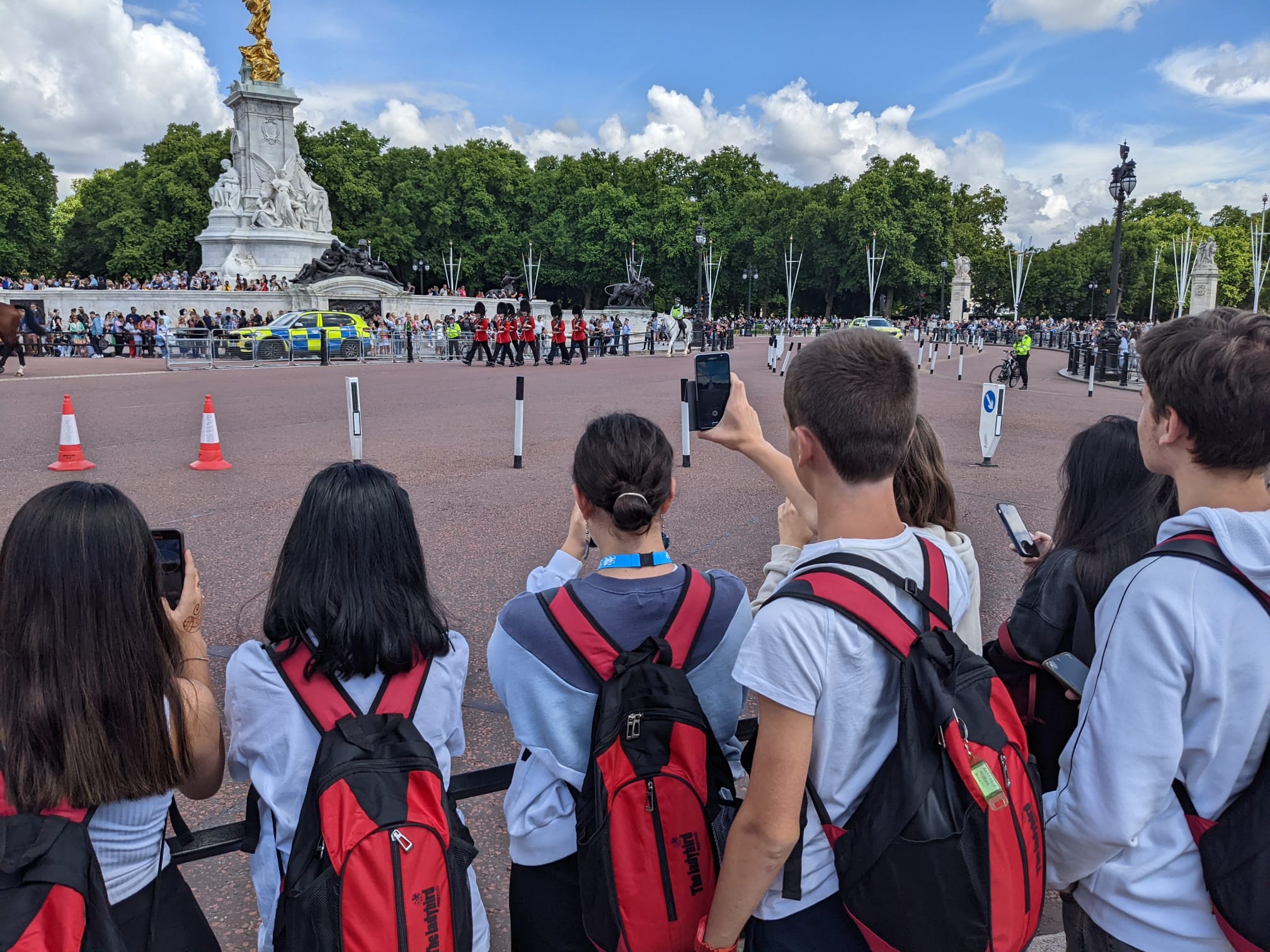 Gruppo di ragazzi in viaggio studio a Londra, davanti a Buckingham Palace durante il cambio della guardia