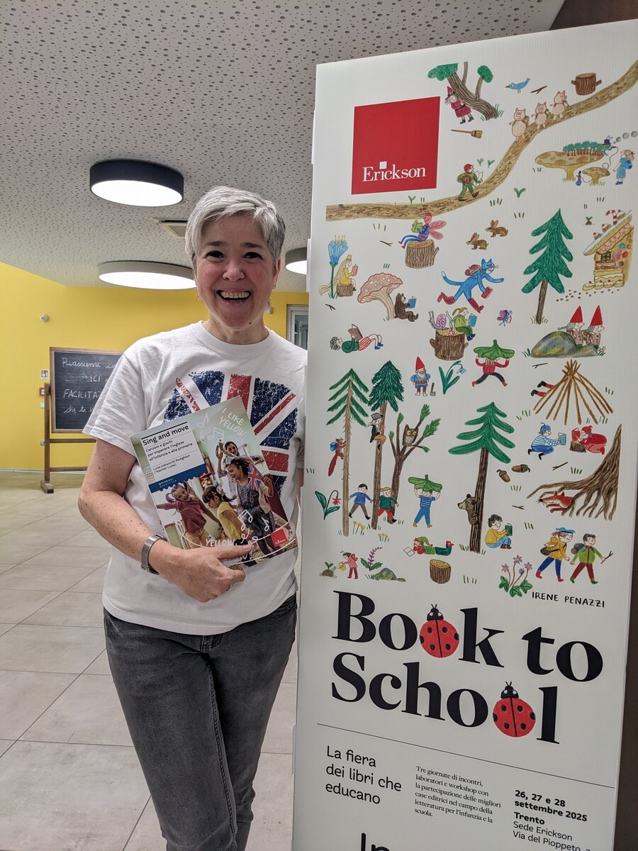 Luisa con il libro Sing and Move accanto al totem Book to School, edizione 2025